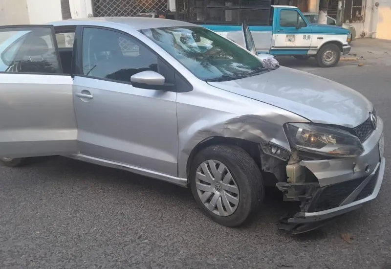 El automovilista tras ser picado por una abeja, se sintió mal y chocó contra un vehículo estacionado.