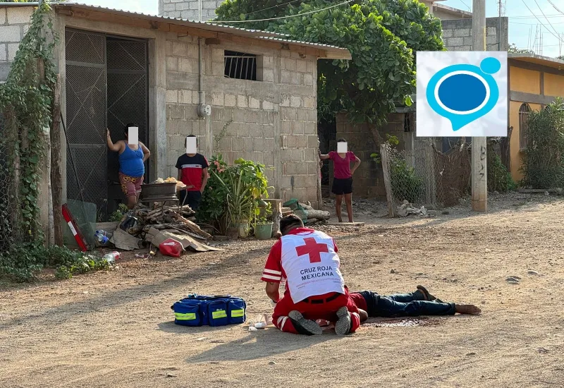 Paramédicos de la Cruz Roja trasladaron al joven lesionado al hospital, donde se debate entre la vida y la muerte.