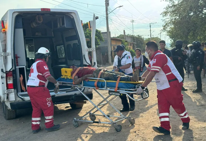 El infortunado recibió varios impactos de bala en la cabeza cuando caminaba en la colonia José López Portillo de Tehuantepec; falleció en el hospital.