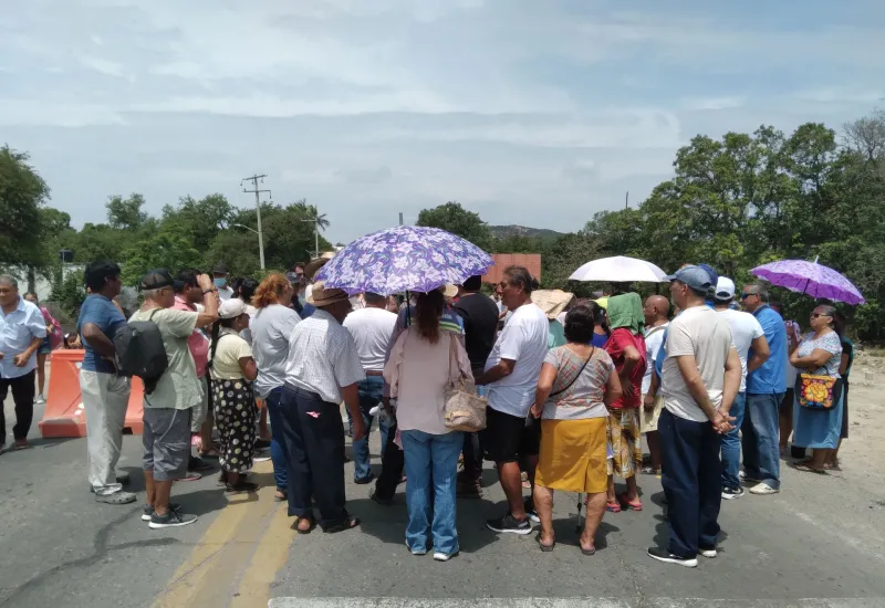 Los vecinos instalaron un bloqueo para presionar a las autoridades a abrir las bombas.