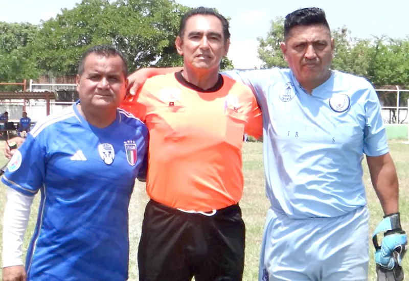 El árbitro Alberto Gómez flanqueado por los capitanes de Tlacotepec y Charangueros.