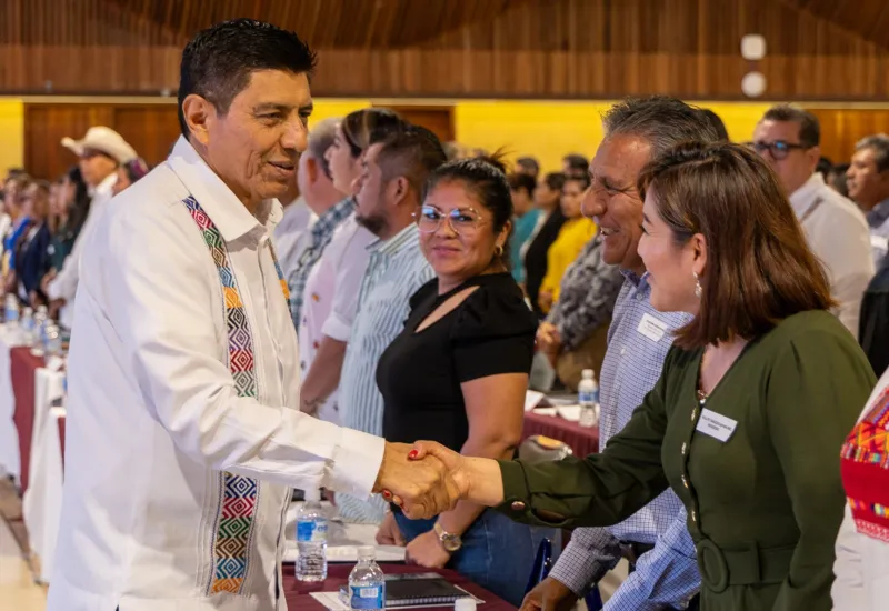 El mandatario oaxaqueño inauguró la jornada de capacitación para autoridades municipales electas.