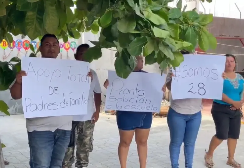 Un grupo de padres de familia mantiene tomada la escuela.