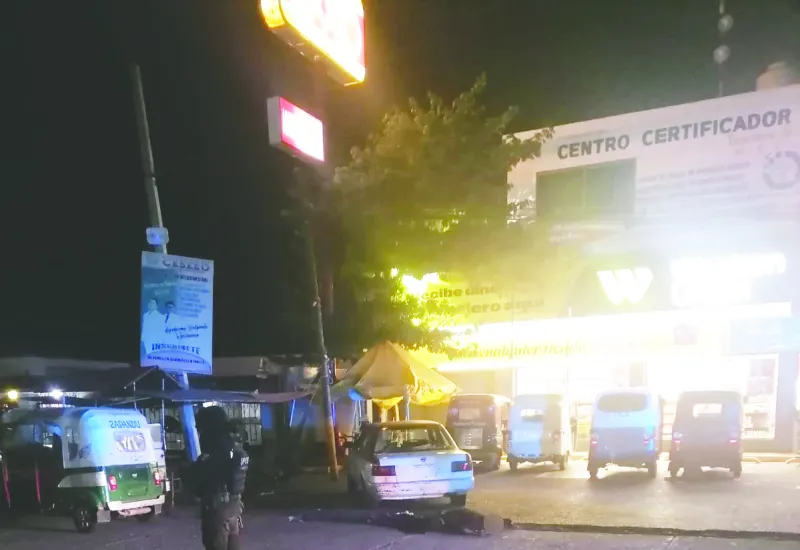 El grupo de personas se encontraba frente a la tienda Oxxo, ubicada en el crucero.