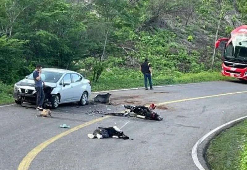 El conductor del automóvil permaneció en el sitio del percance.