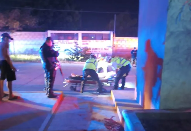 El lesionado fue trasladado al hospital por paramédicos de Bomberos.