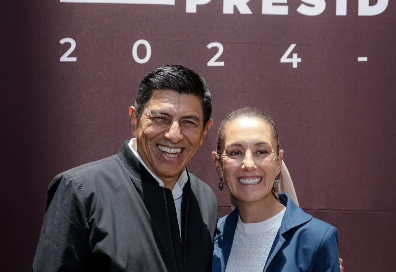 Salomón Jara Cruz felicitó a Claudia Sheinbaum Pardo por recibir la constancia que la acredita como Presidenta electa de la Republica Mexicana. Foto: Cortesía.