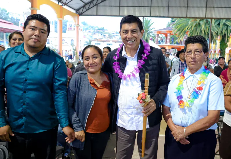 Salomón Jara anunció acciones vivienda, educación, programas alimentarios y sociales para esta comunidad. Foto: Cortesía.