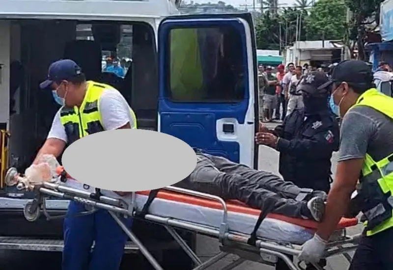 El ataque, se presume, iba dirigido al masculino que cayó tras recibir un disparo en la cabeza. 