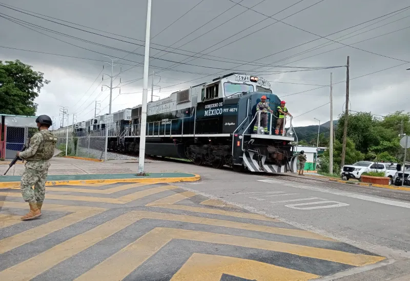 Tres locomotoras y 45 tolvas graneleras movieron el grano de Salina Cruz hacia Chinameca. 