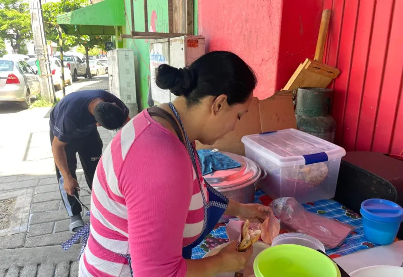 Prepara comida tradicional venezolana que le compran otros que, al igual que ella, emigraron.