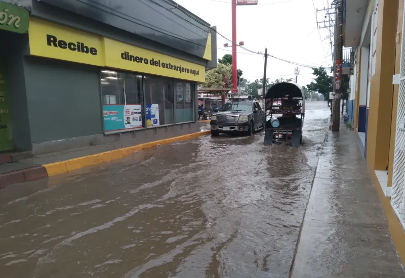 Aunque el nivel del agua ha descendido; las calles se mantienen con lodo y basura. 
