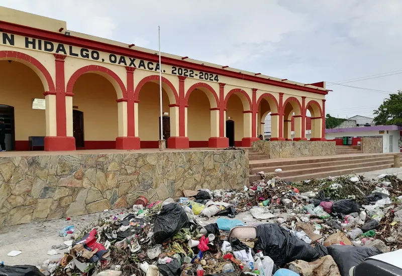 Fueron casi tres toneladas de desechos las que dejaron en la vía pública. 