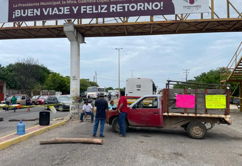 El bloqueo en Ciudad Ixtepec se instaló en cercanías de la UPN.