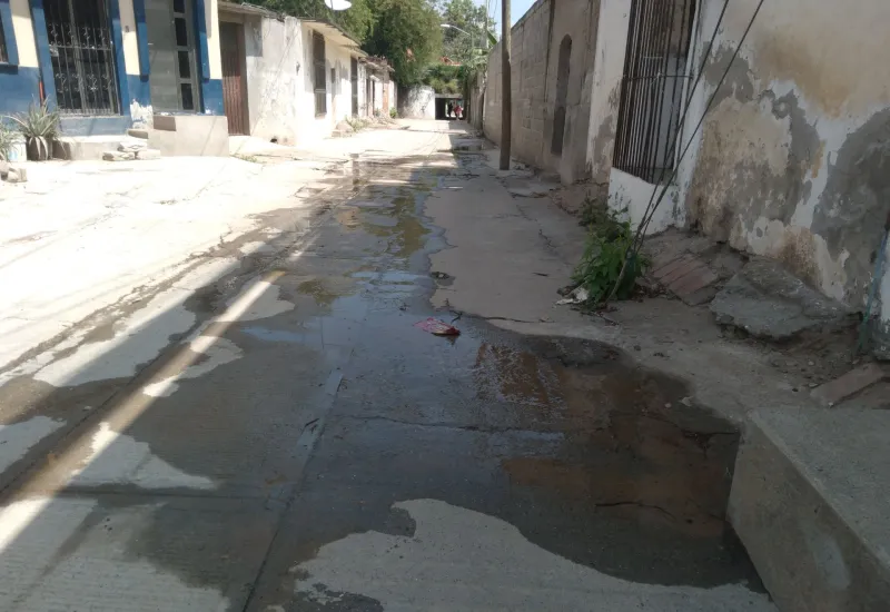 En Tehuantepec hay escasez de agua... aun así se desperdicia por las incontables fugas.