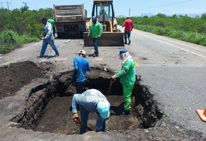 El enorme agujero que ponía en riesgo a automovilistas se encontraba en el tramo Niltepec – Guamol.