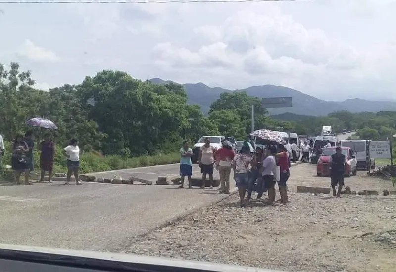 Los tutores bloquearon dos puntos en la región; quieren que los vales sean entregados en sus centros educativos. Foto: Sol De La Costa.