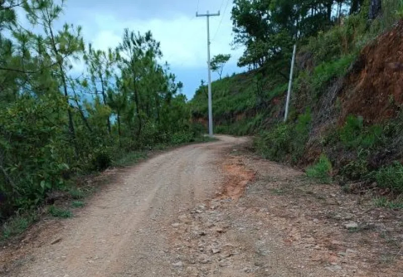 Advierten que las lluvias podrían causar mayor deterioro a los caminos. 