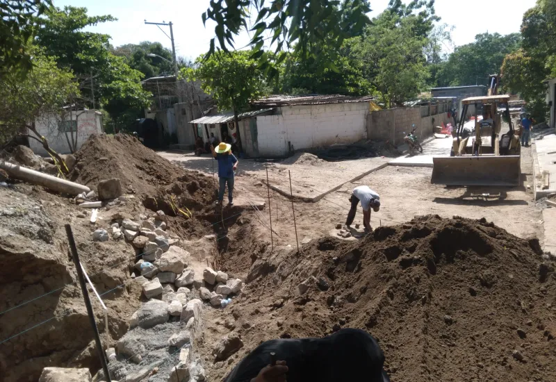 La empresa Dainzú es la encargada de las obras de drenaje en el centro de la ciudad de Tehuantepec.