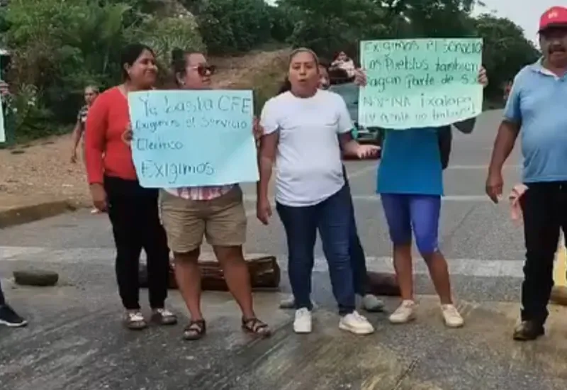 Pobladores de Nuevo Ubero optaron por bloquear la vía federal, derivado de la presunta falta de atención por parte de la CFE. Foto: Captura de pantalla.