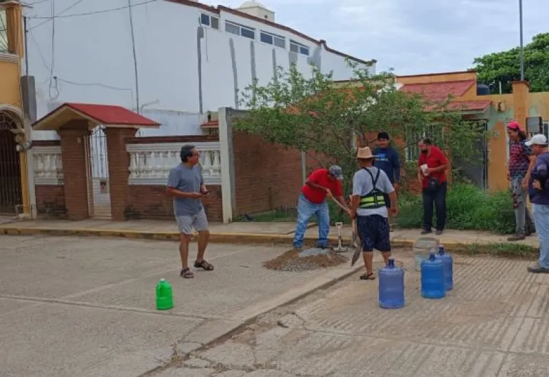 Los vecinos se organizaron para arreglar sus vialidades.