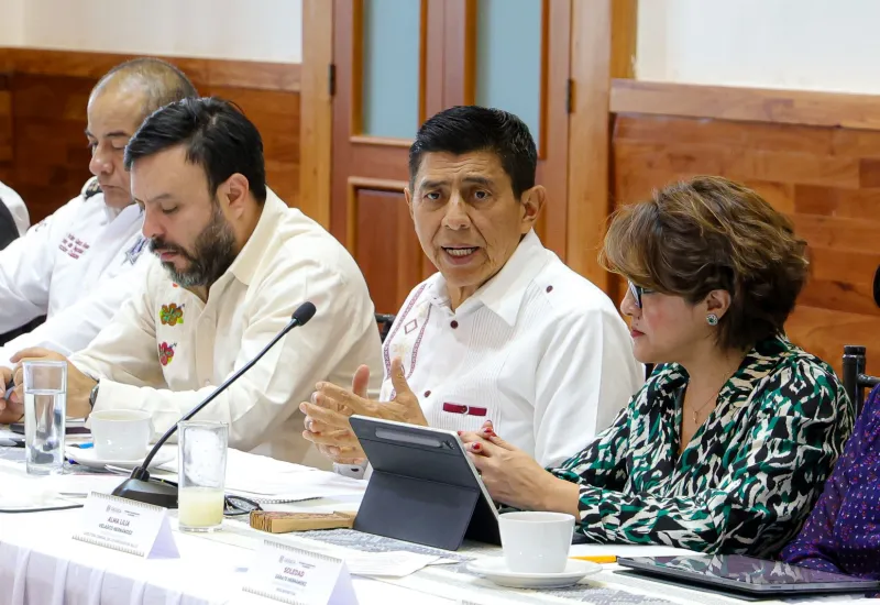 El gobernador Salomón Jara sostuvo una reunión con integrantes de su gabinete y ediles de Valles Centrales. 