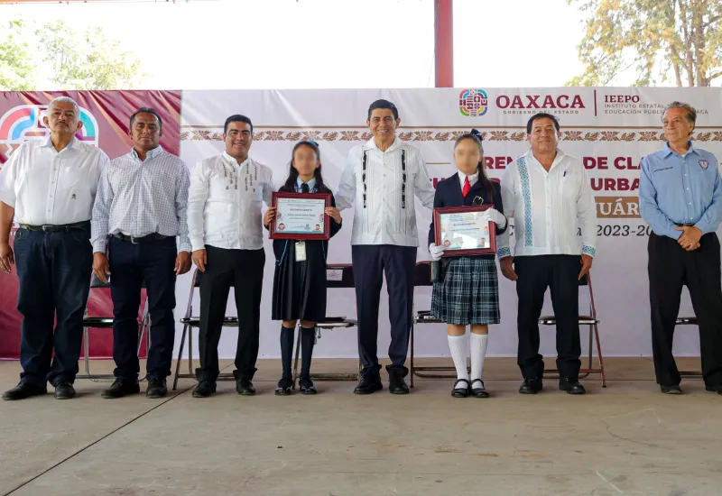 El Gobernador Salomón Jara rememoró las hazañas vividas, junto a generaciones anteriores en esta emblemática escuela. Foto: Cortesía.