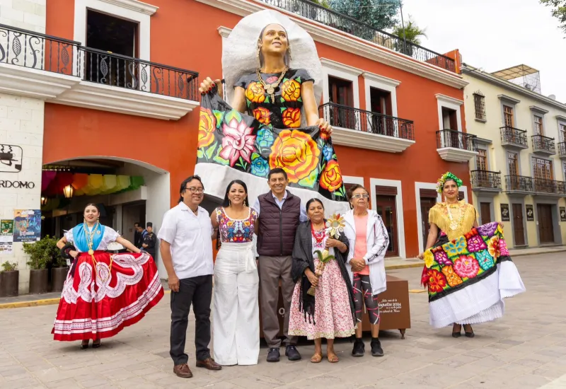 Las piezas develadas corresponden a mujeres que portan trajes tradicionales de las regiones de Oaxaca. Foto: Cortesía. 