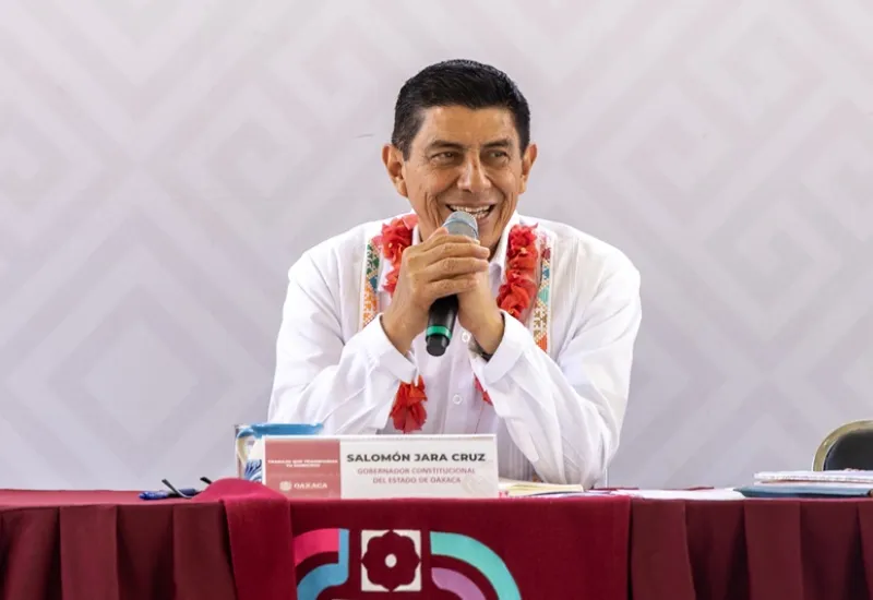 El Gobernador Salomón Jara Cruz anunció más de 14 millones de pesos a Santiago Lachiguiri. Foto: Cortesía