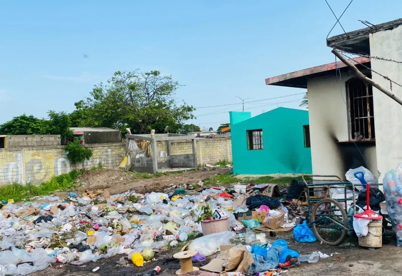 Aumentan las quejas por la ocupación de espacios y sobre todo, por la basura que generan y los desperfectos que causan.