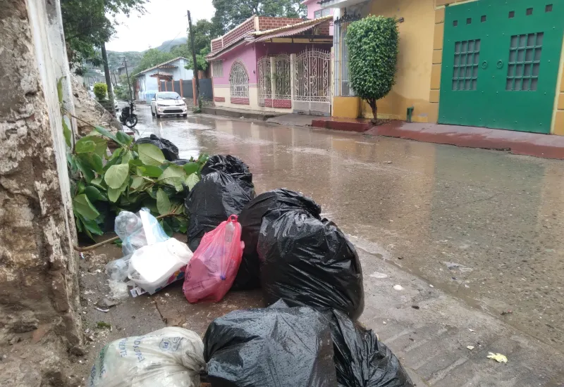 Bolsas de basura "adornan" las calles de Tehuantepec. 