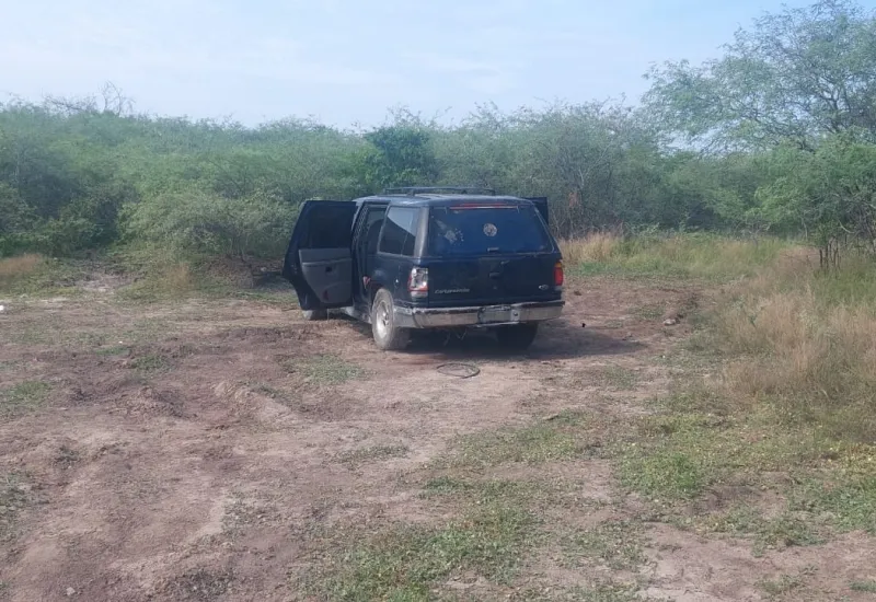 El vehículo con los 4 cadáveres fue encontrado a 100 metros de un tráiler abandonado, el cual tenía reporte de robo. 