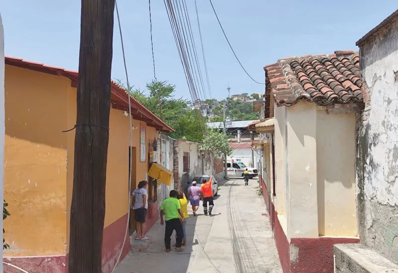 En el callejón El Faro del barrio Laborío, un cable de luz hizo corto circuito que alcanzó a un trabajador de embotelladora de agua.