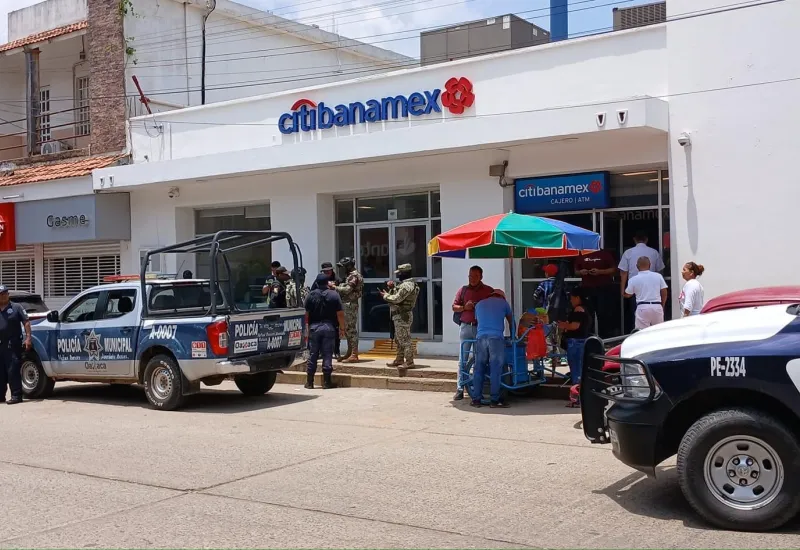 Una persona se desmayó por la impresión del asalto, sin embargo, Protección Civil no pudo ayudarla, porque el personal del banco cerró las puertas tras el atraco.