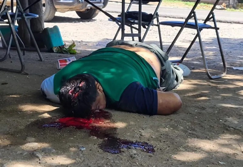 La víctima desayunaba en un restaurancito de Llano Grande, Jalapa del Marqués, cuando fue atacado a balazos.