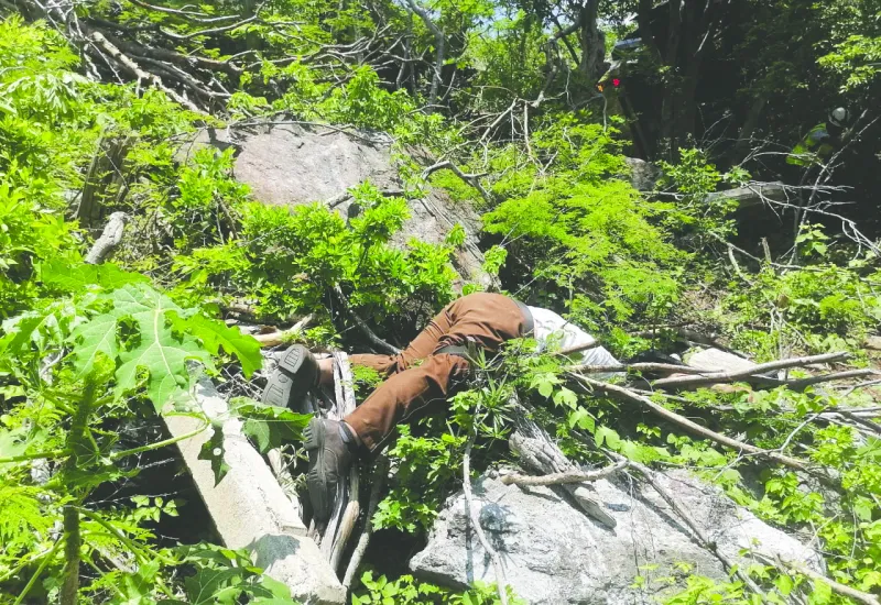 El cuerpo de Juan Luis quedó en entre rocas y maleza.