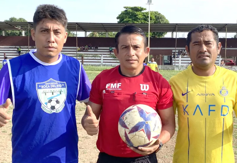 Carlos Regalado el árbitro con los capitanes de Cruz Verde y Sección Siete.