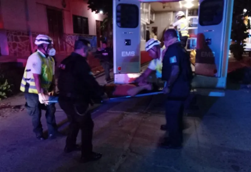 La víctima perdió mucha sangre y se debate entre la vida y la muerte.
