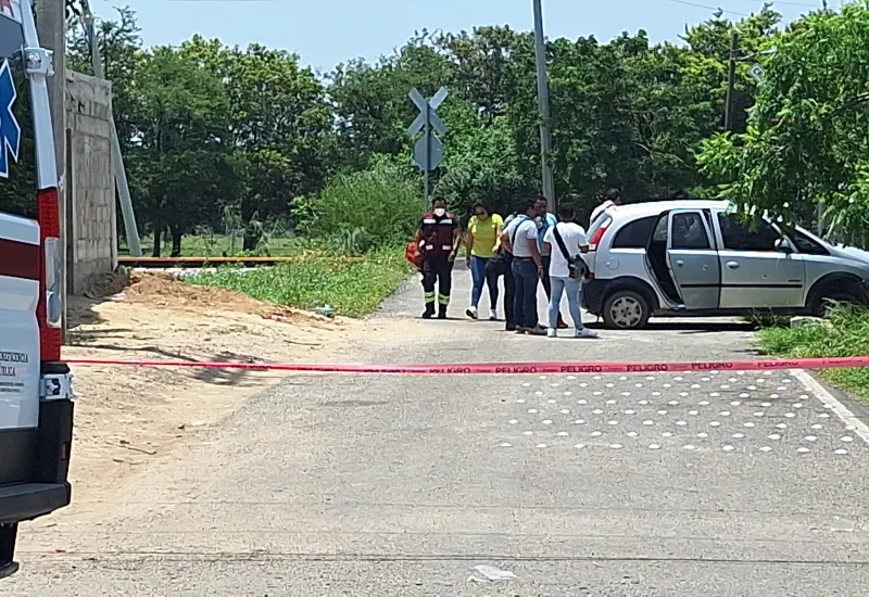 El lugar fue acordonado por elementos policíacos; una ambulancia llegó también al sitio.