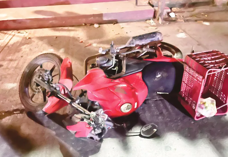 La víctima tripulaba una motocicleta al momento del ataque. 