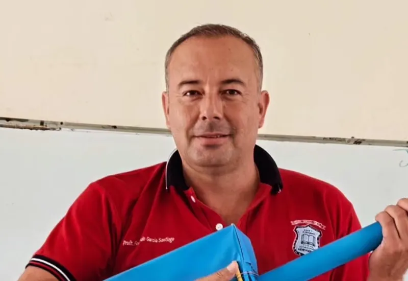El maestro Fernando G. S., impartía clases en la secundaria "21 de Marzo" de Santiago Ixtaltepec.