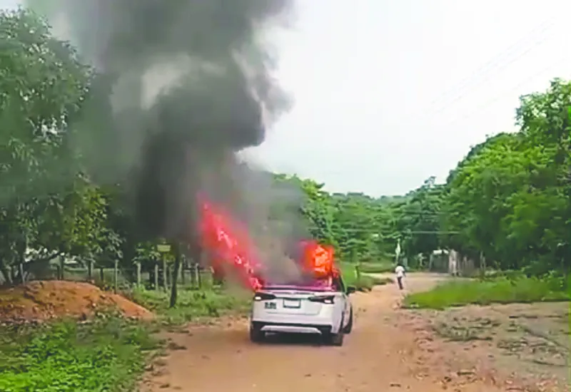 El fuego consumió en su totalidad al vehículo de alquiler.