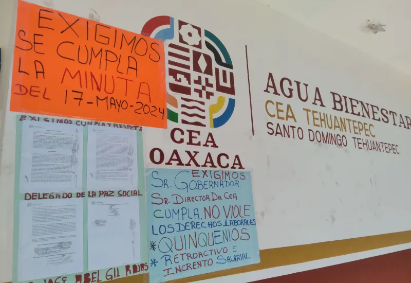 Un grupo mantiene una protesta desde hace dos semanas; el otro grupo trabaja de manera normal.