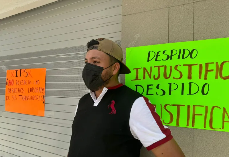 Los empleados acusan despido injustificado.