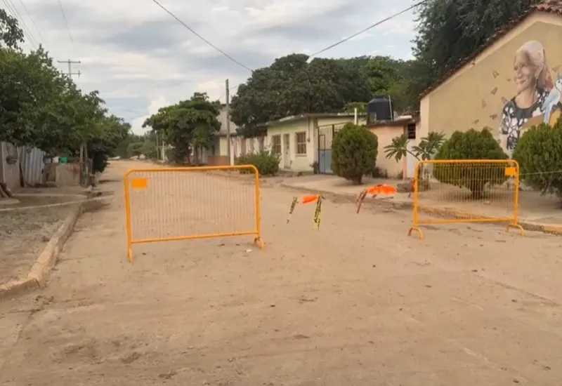 Los vecinos están molestos porque para pavimentar la calle ellos cooperaron; ahora el pavimento se ha deteriorado por el paso de camiones pesados.