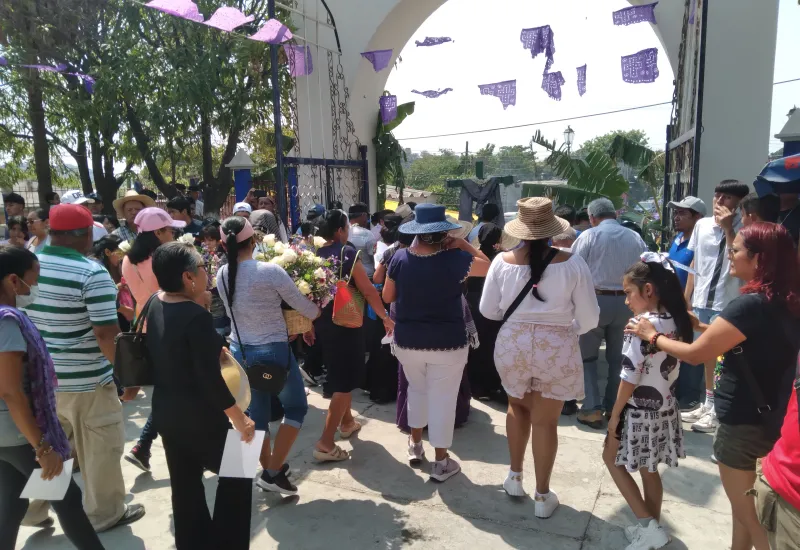 Fieles católicos preservan sus tradiciones en Tehuantepec. 