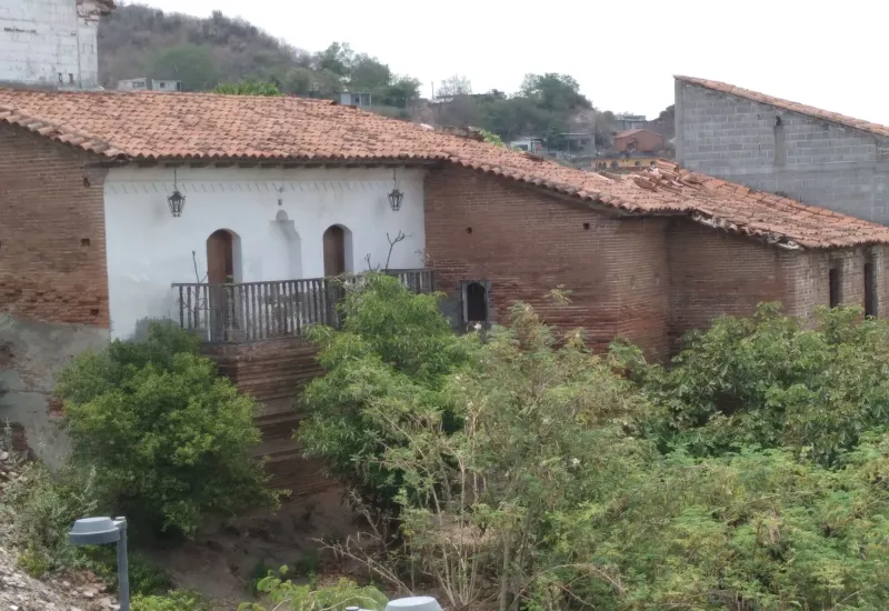 La casa está construida sobre un terreno irregular cerca del río Tehuantepec y es de una planta. 