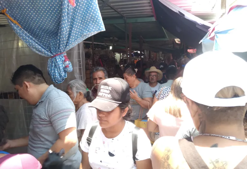 Cada vez hay menos espacio es las calles de Tehuantepec debido al avance del comercio informal. 