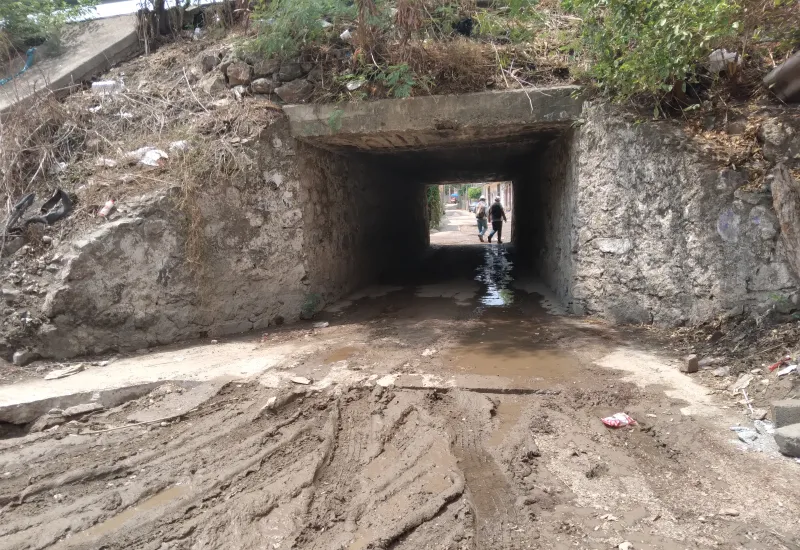 Vecinos del barrio San Sebastián se oponen a que se abran zanjas debajo de la vieja infraestructura. 