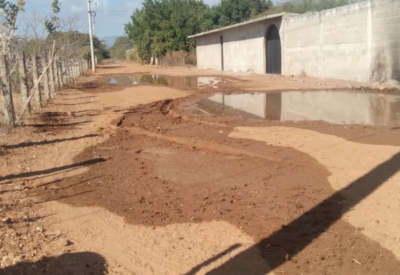 Tomas clandestinas complican el abasto de agua potable en Tehuantepec.